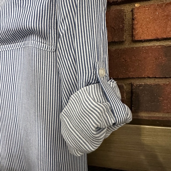 🛍️ embroidered button down shirts with roll up sleeves. Excellent condition. - Picture 4 of 9